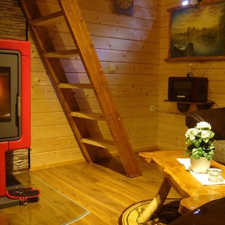 Holzhaus Waldwichtel Am Wald Und See นอยรุพพิน ภายนอก รูปภาพ