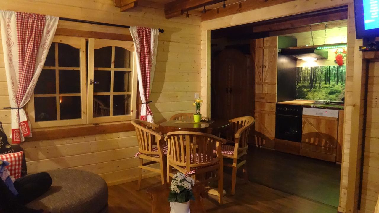 Holzhaus Waldwichtel Am Wald Und See นอยรุพพิน ภายนอก รูปภาพ